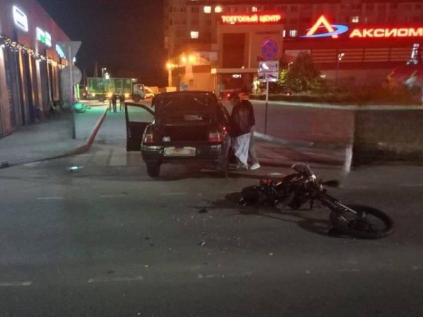 19-летний водитель ВАЗ не уступил дорогу мотоциклисту и врезался в него под Воронежем