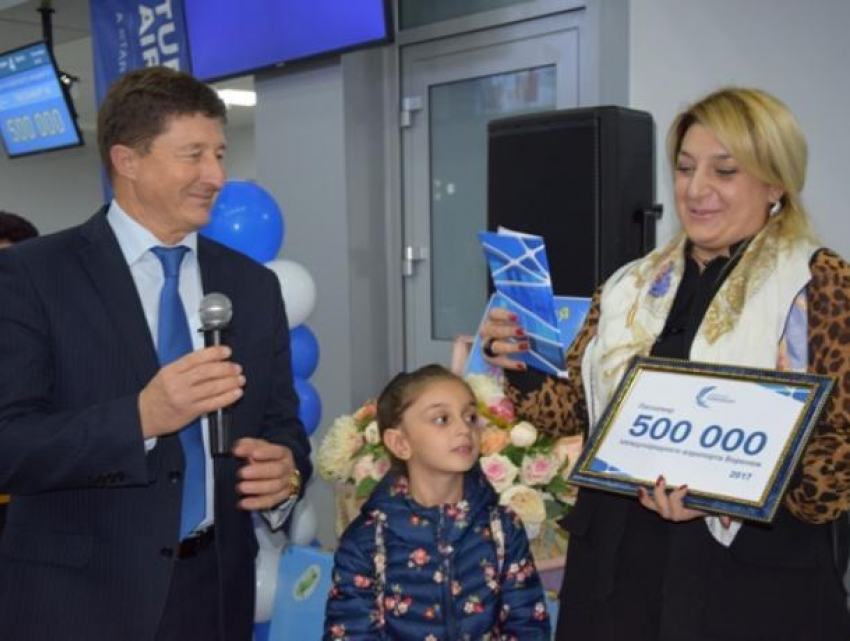 В международном аэропорту «Воронеж» поздравили 500-тысячного пассажира