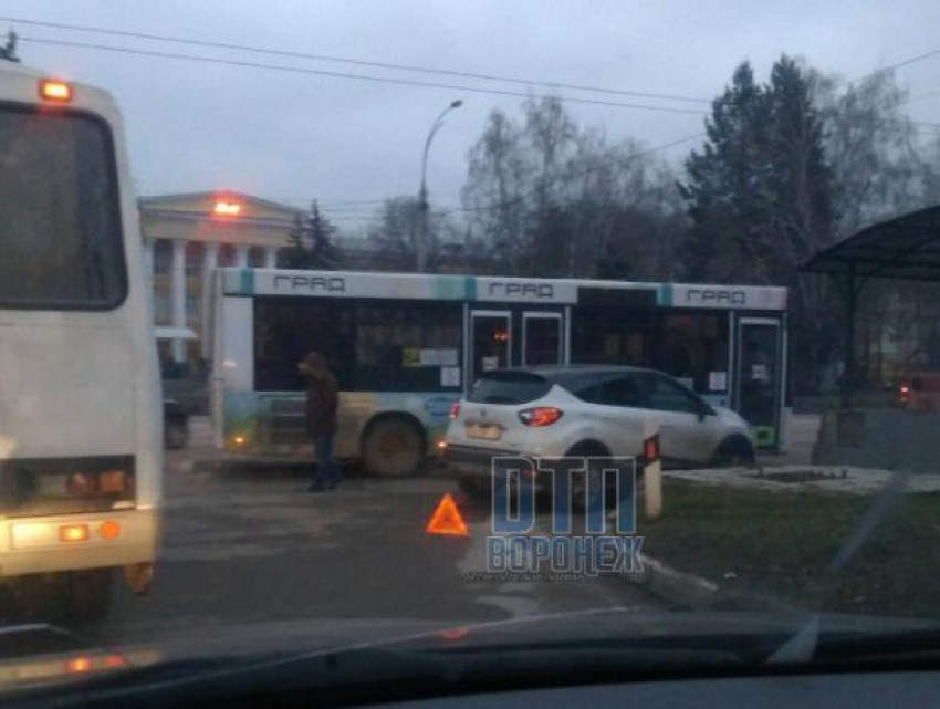 В Воронеже маршрутка попала в аварию в «месте хронических ДТП»