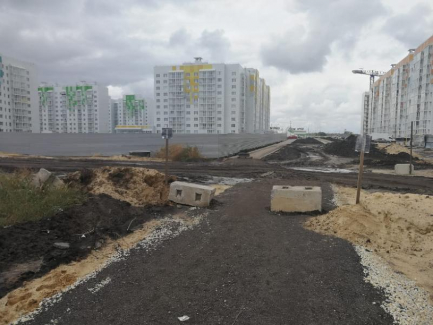 Проблемную дорогу к школе засыпали щебнем под Воронежем 