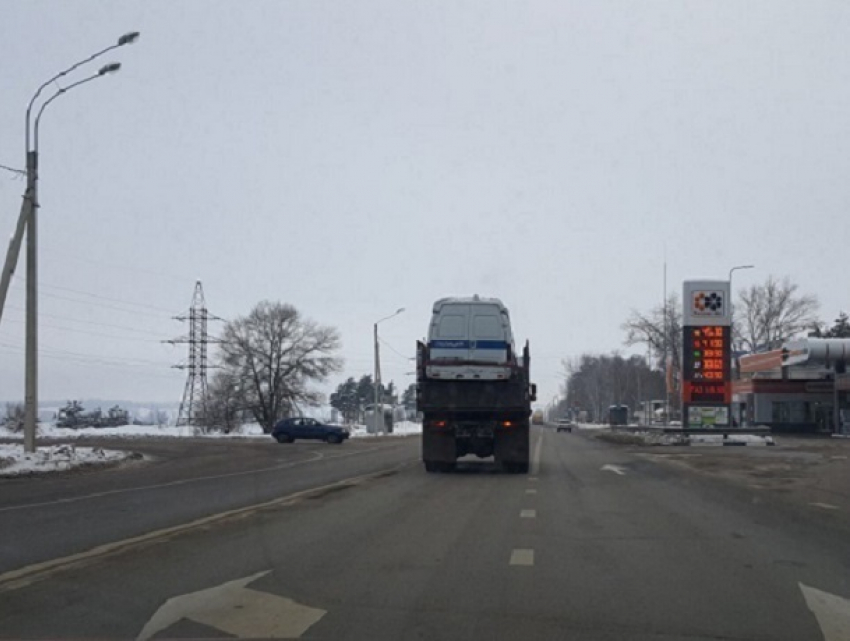 КамАЗ «похитил» полицейскую «Газель» в Воронеже 