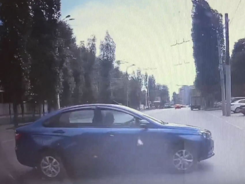 Камикадзе на Lada Vesta поиграл на нервах автомобилиста в Воронеже