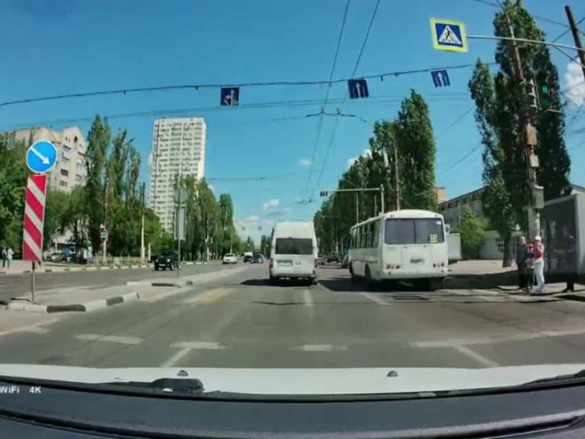 Полное презрение водителя к ПДД попало на видео в Воронеже