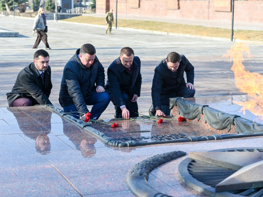 Делегации Содружества «Донбасс» возложили венки к Вечному огню и стеле погибшим детям на воронежской площади Победы