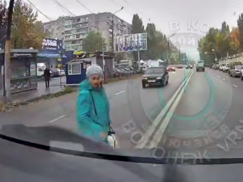Старушка решила поиграть с судьбой на оживленной дороге в Воронеже 