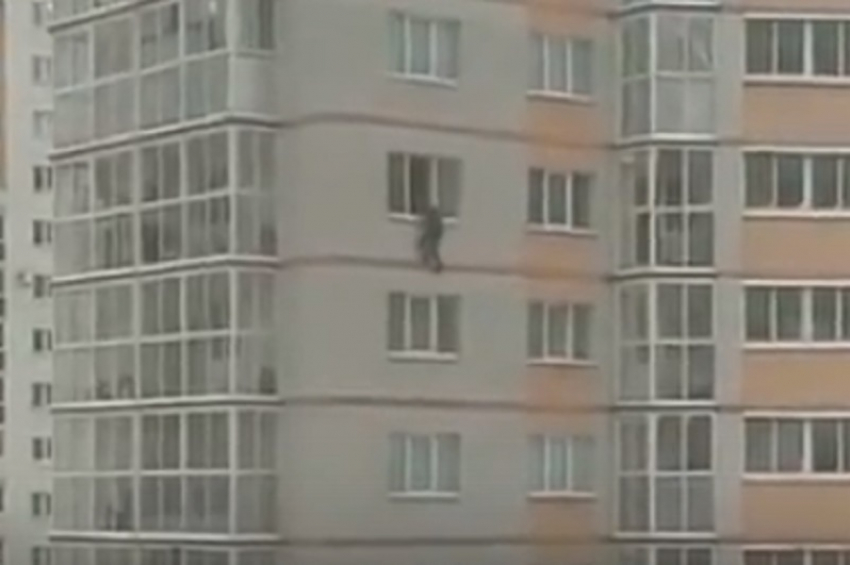 Свисающих на руках с 7 этажа подростков сняли на видео в Воронеже