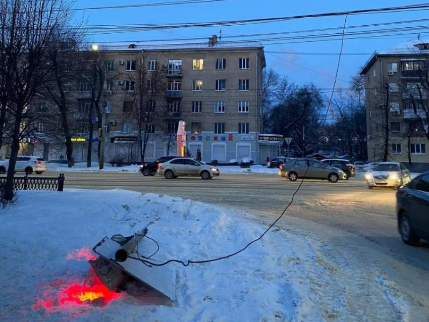 Уставший светофор спровоцировал пробку в Воронеже 