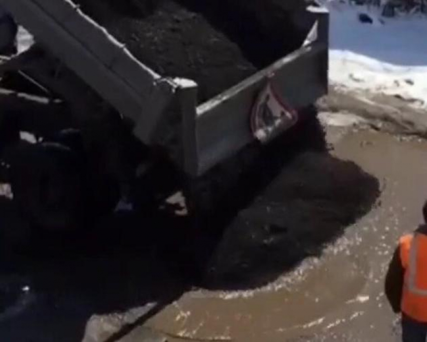 Видео, как дорожники кладут асфальт в огромную лужу, шокировало жителей Воронежа 