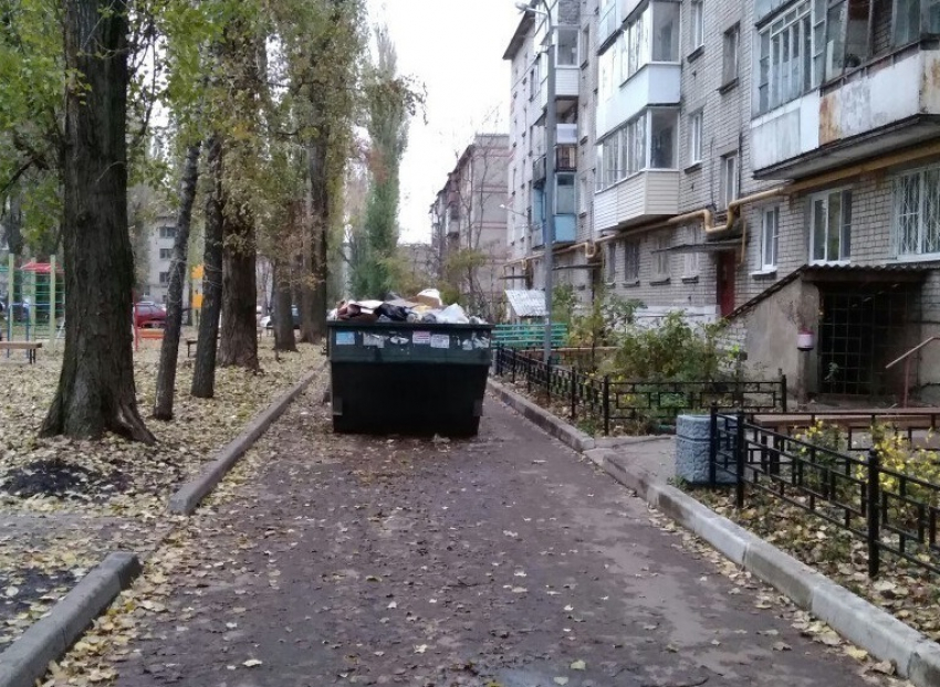 Огромный бак с мусором перегородил дорогу в воронежском дворе