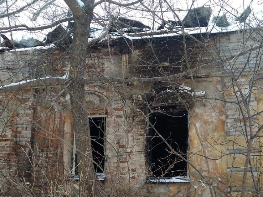 Последствия ночного пожара в старейшем доме Воронежа показали общественники 