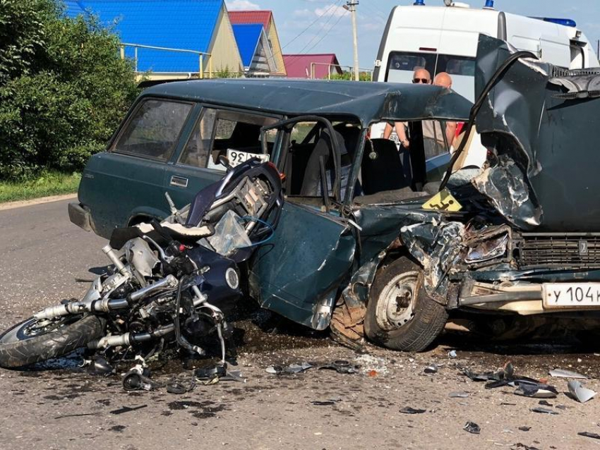 Последствия смертельного ДТП с байкером и дедушкой с внучкой сняли под Воронежем