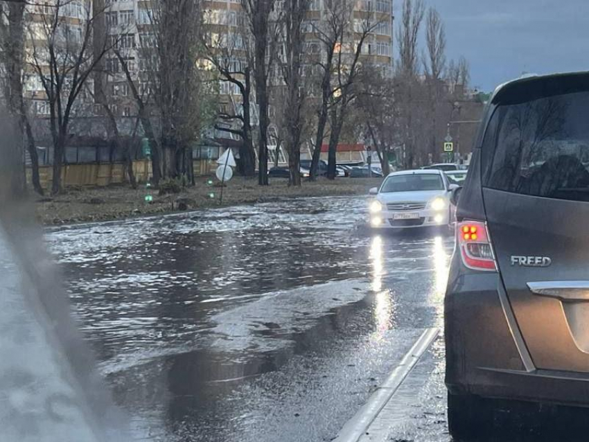 Большая пробка из-за мегалужи образовалась в Воронеже