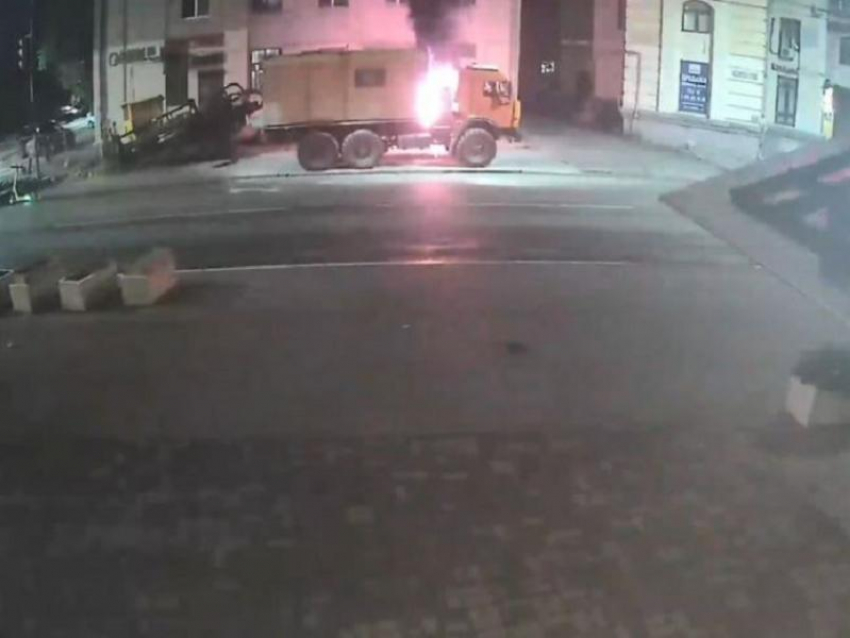 Поджигателя грузовика на улице Свободы отыскали полицейские в Воронеже