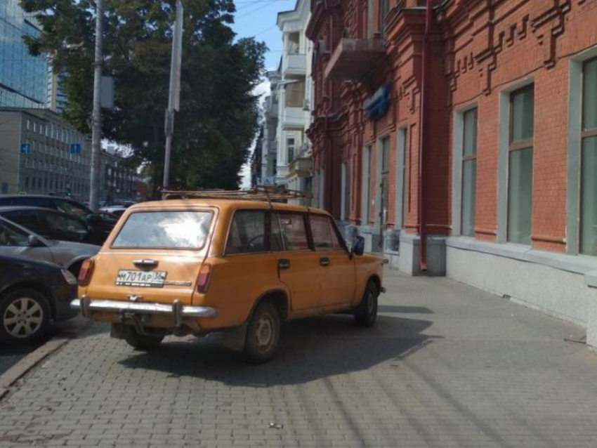 Винтажная «двойка» показала превосходство над пешеходами в центре Воронежа