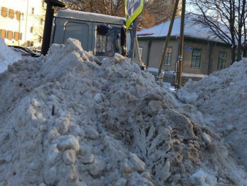 В Воронеже после уборки снега выросли огромные сугробы