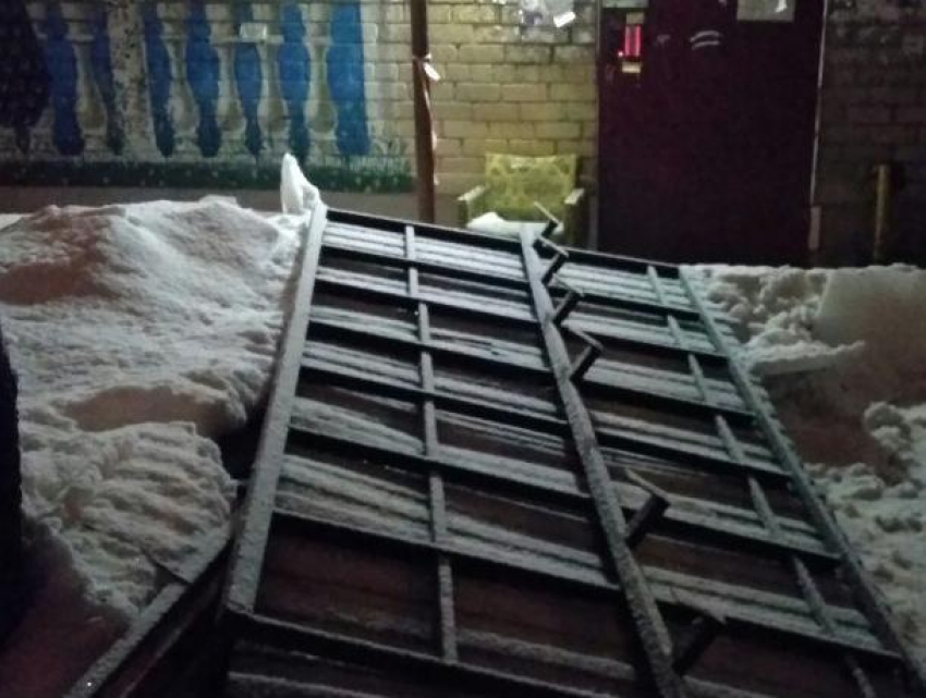 В Воронеже «сосулька-мутант» сорвала крышу с балкона