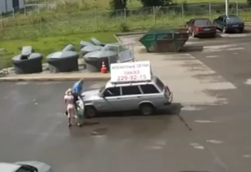 На видео попало, как воронежском ЖК автохам чуть не прокатил на капоте охранника