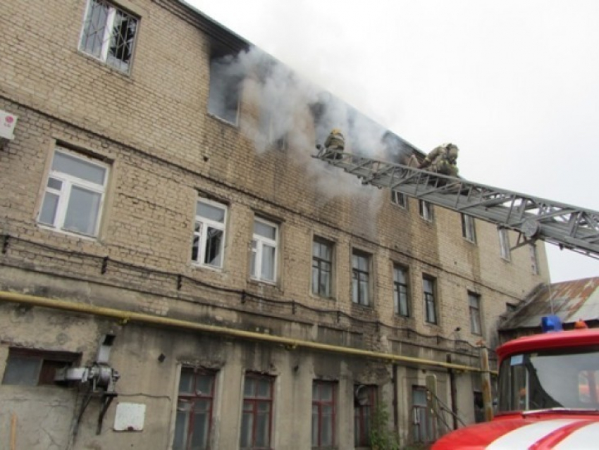 В Воронеже загорелось здание Водмашоборудования