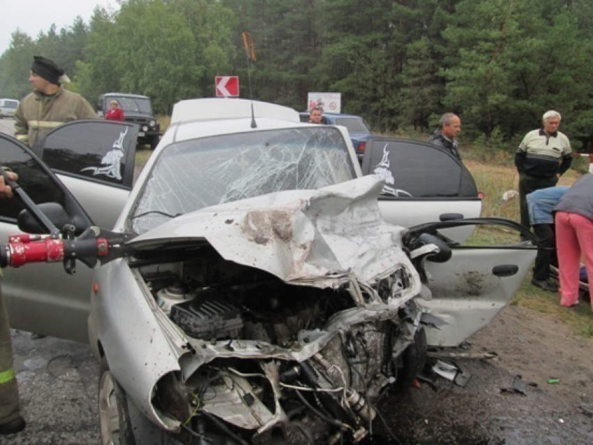 В Воронежской области на «встречке» столкнулись две иномарки, двое погибших 