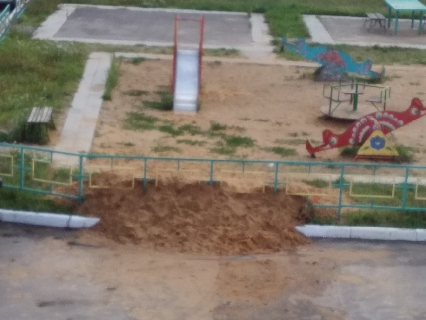 Детскую площадку за гранью абсурда показали на фото под Воронежем