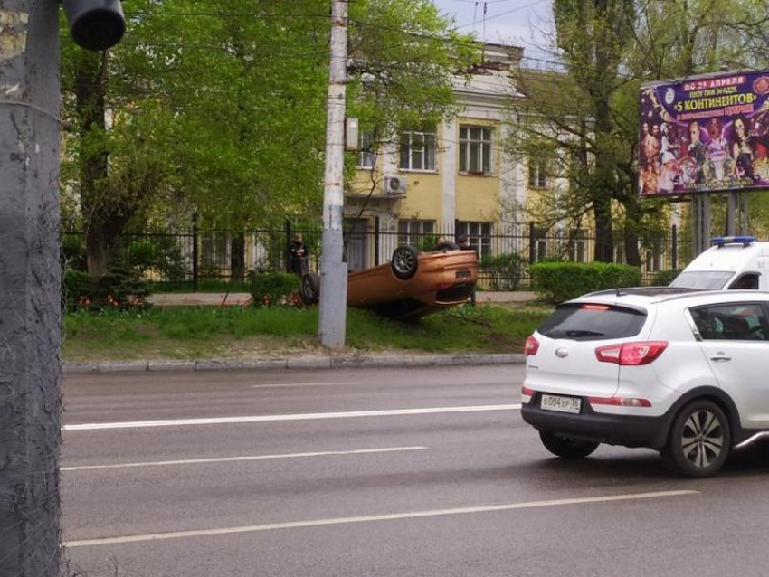 К подножью школы имени генерала Черняховского упала иномарка в Воронеже