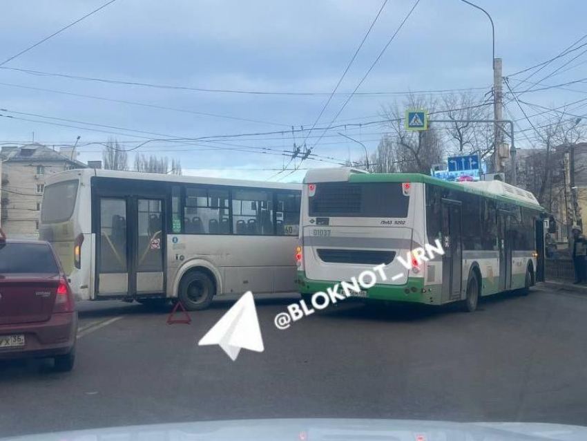 Большая авария с двумя пассажирскими автобусами перекрыла проезд в Воронеже