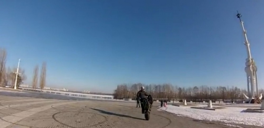 Воронежские мотоциклисты открыли сезон: смертельные гонки в центре города (ВИДЕО)