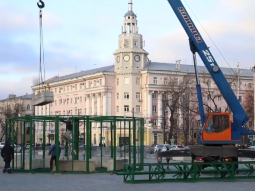 Стало известно, почему площадь Ленина начали украшать раньше срока в Воронеже