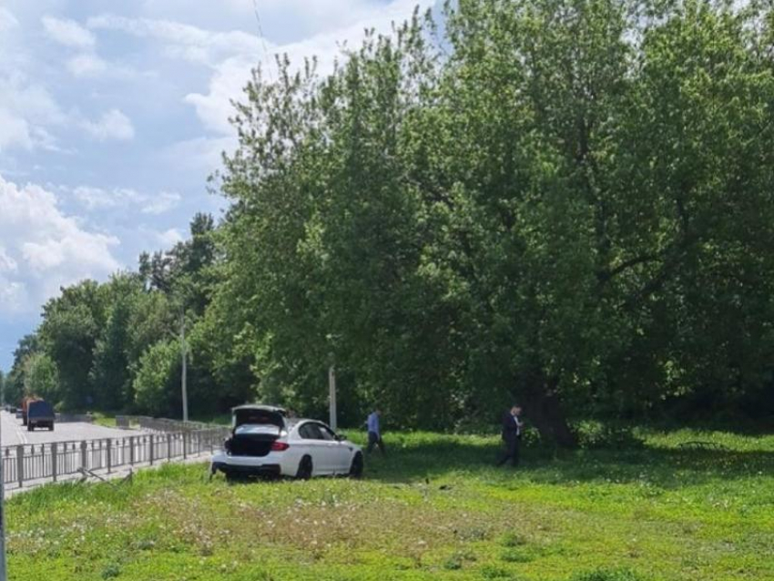 Снес забор и вылетел на газон: пилот на BMW эпично долетался на воронежской набережной 