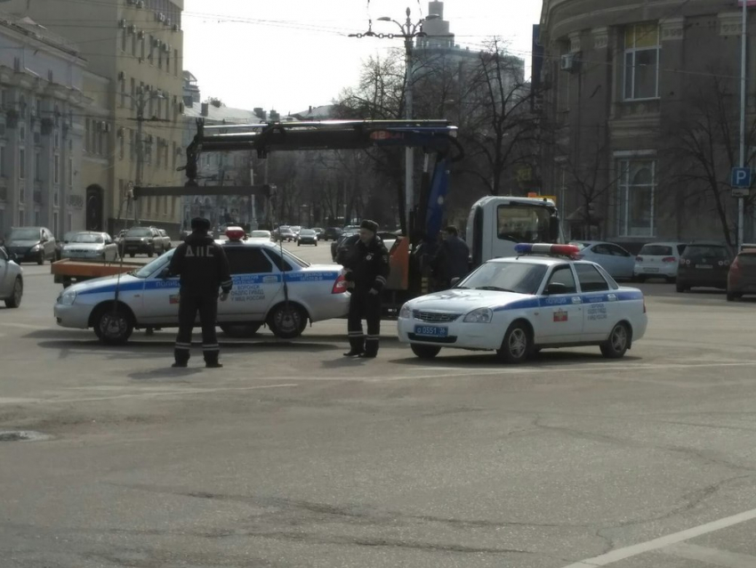 Воронежцы пришли в небывалый восторг от фото, как эвакуатор забирает полицейскую машину в центре города