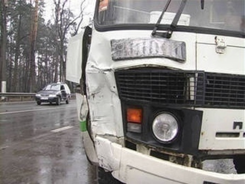 Трое детей и двое взрослых пострадали в массовом ДТП с автобусом под Воронежем