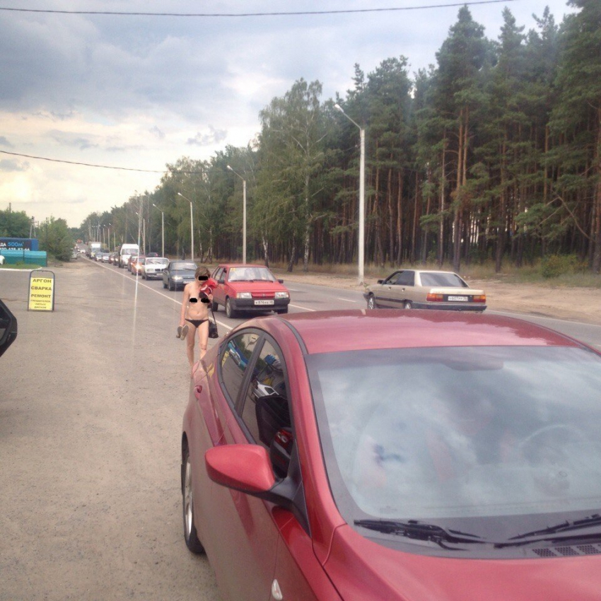 В Воронеже полностью обнаженная девушка бродила около дороги