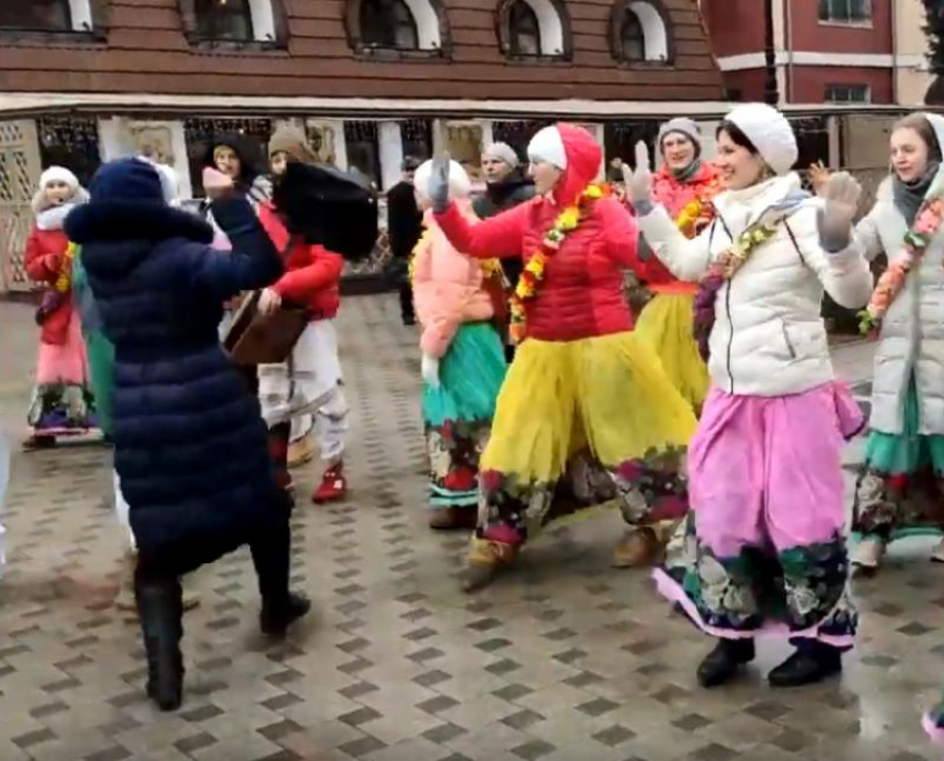 Женщина сумкой разогнала танцующих кришнаитов в центре Воронежа