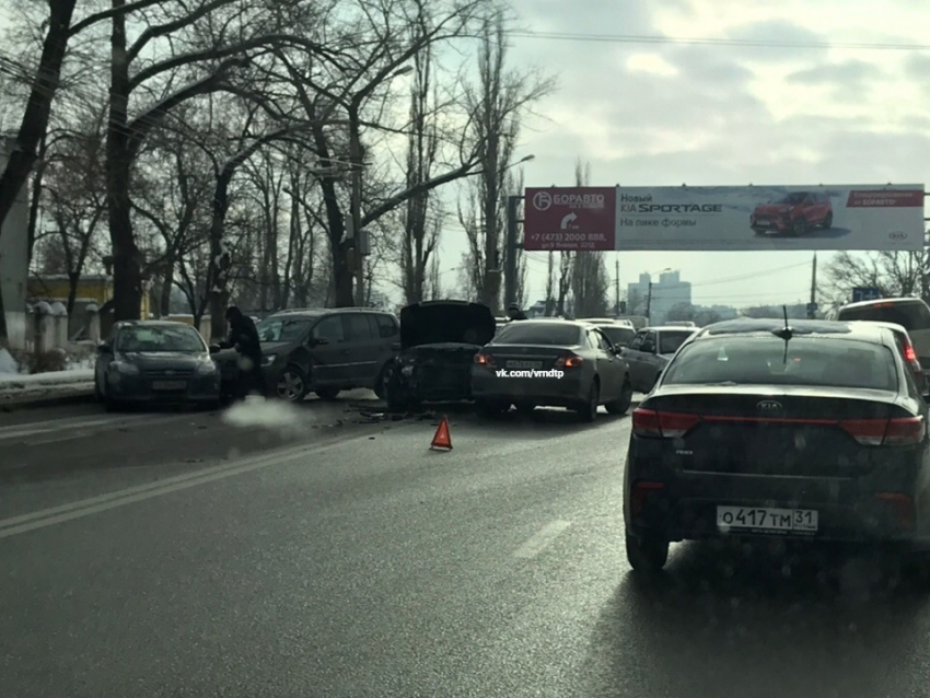 В мертвой пробке встал Северной в Воронеже из-за массовой аварии 