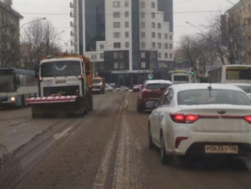 Лихачи-беспредельщики запугали снегоуборщиков в Воронеже