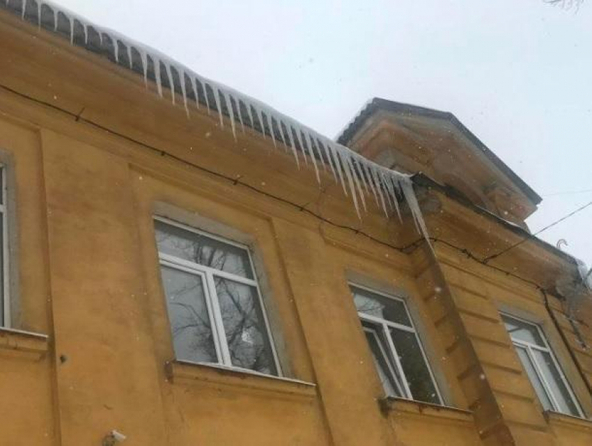 В Воронеже прокуратура заставила директоров школ очистить крыши от сосулек
