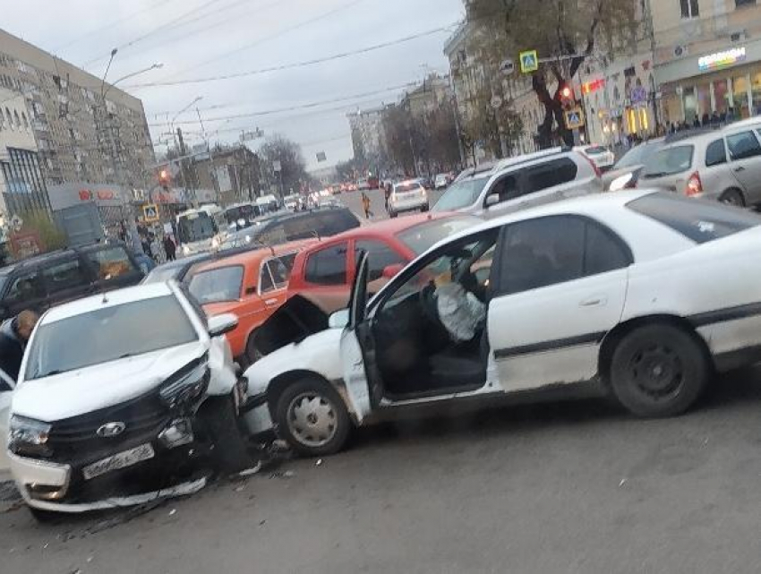 Центр Воронежа парализовало крестообразной пробкой из-за аварии