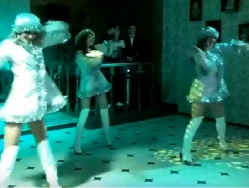 Страстный танец сексуальных Снегурочек в Воронеже попал на видео