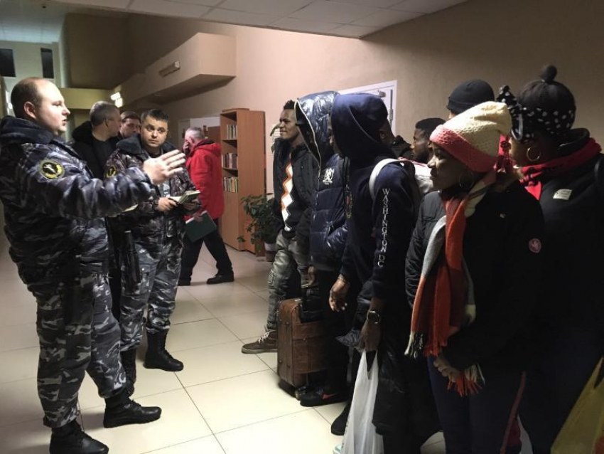 Африканских футбольных фанатов массово выдворили через аэропорт Воронежа