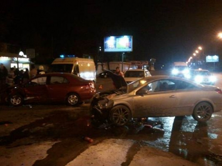 В Воронеже 2 человека пострадали при столкновении трех иномарок