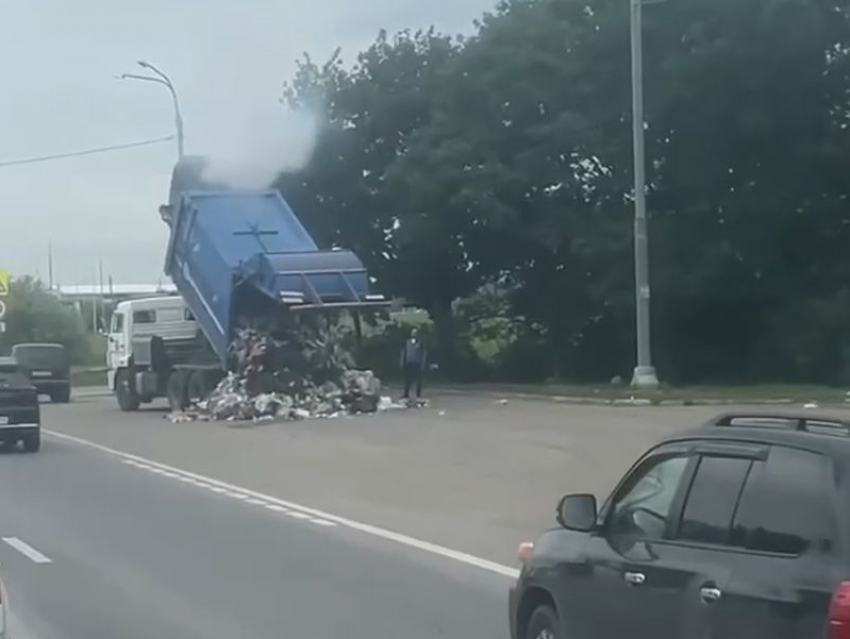 «Вонючий случай»: на видео попал горящий мусоровоз на выезде из Воронежа