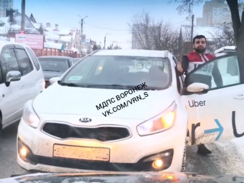 Таксист на встречке устроил разборки с правильным водителем в Воронеже
