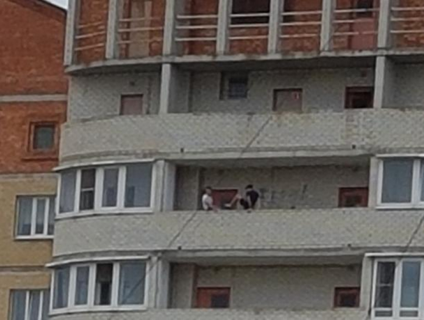 Воронежцам показали, чем занимаются их дети на 14 этаже