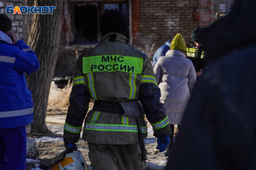 Мужчину в маске спасаемого вытащили из пожара в Воронежской области