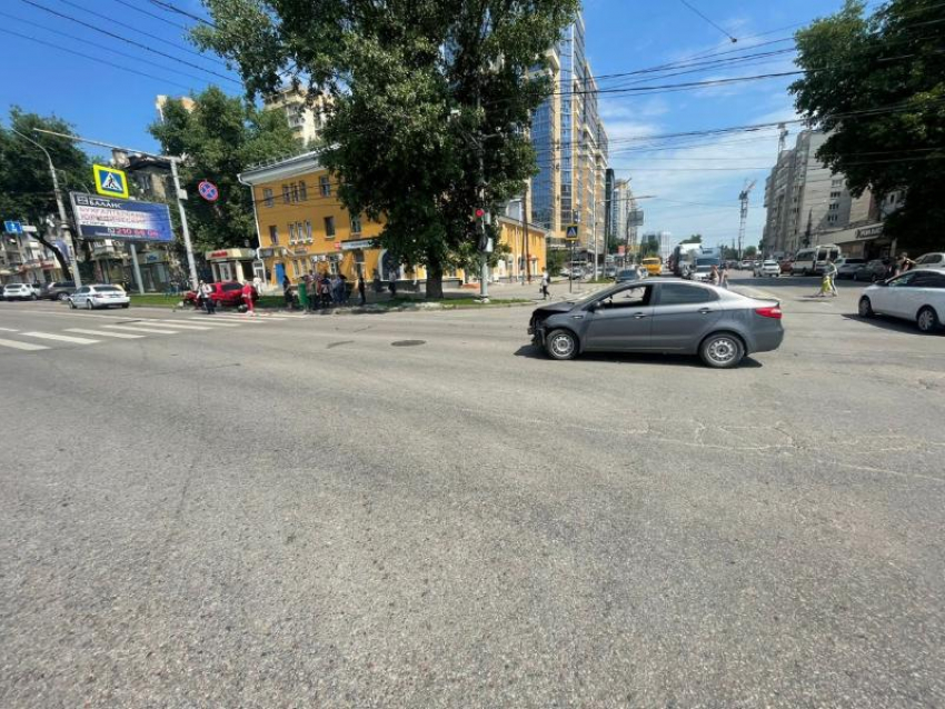 BMW, от удара вылетевшая на тротуар, пришибла женщину дорожным знаком в Воронеже 