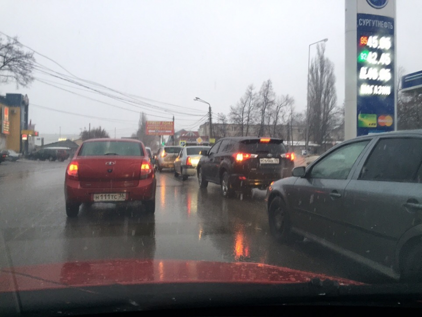 Снегопад и школьники вернули в Воронеж пробки 