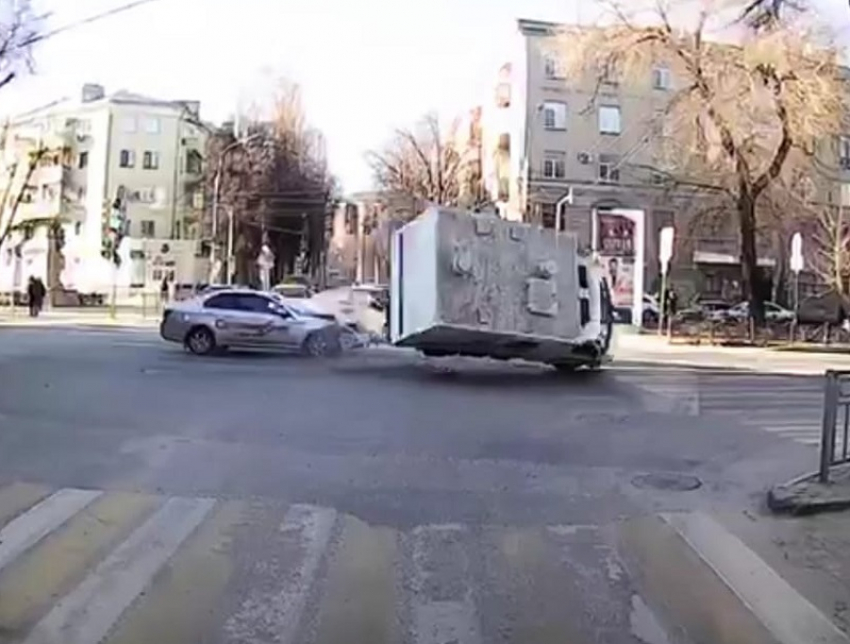 Момент столкновения автозака с такси попал на видео в Воронеже