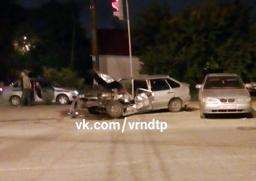 Трактор превратил «четырнадцатую» в смятую консервную банку в Воронеже 