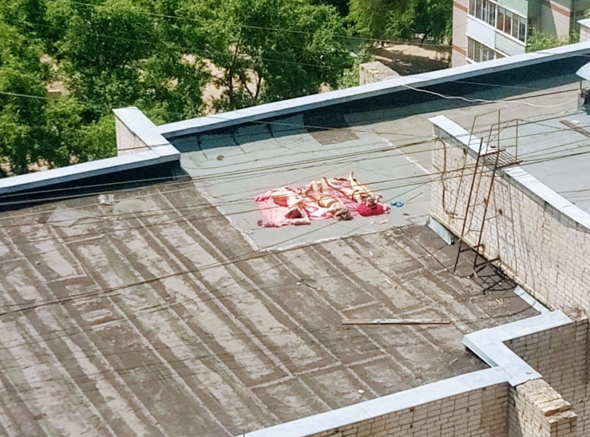 Три полуобнаженные незнакомки на крыше воронежской многоэтажки разнообразили рабочие будни монтажников