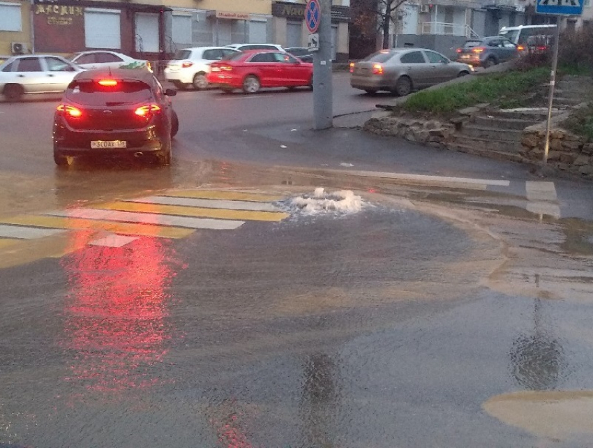 Перекресток в центре Воронежа затопило из-за коммунальной аварии